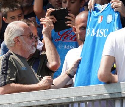 Addio al Napoli virtuoso di De Laurentiis: giocatori più anziani e monte ingaggi verso i 150 milioni (Corbo)