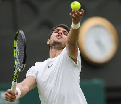 Alcaraz soffre, rischia, poi batte Tiafoe in cinque set e va agli ottavi di Wimbledon