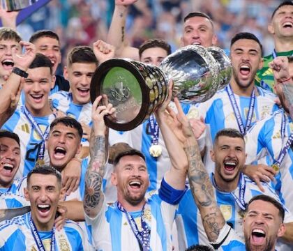 Argentina nei guai dopo il coro omofobo e razzista contro la Francia. La Fifa apre un’indagine (L’Equipe)