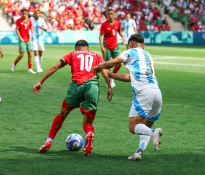 Clamoroso alle Olimpiadi, dopo due ore di interruzione riprende Argentina-Marocco: annullato il gol del 2-2