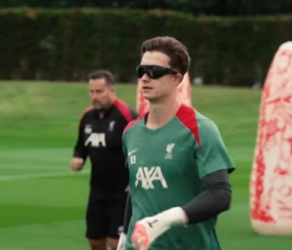 I portieri del Liverpool si allenano con occhiali speciali: “Migliorano i tempi di reazione e le abilità tecniche” (The Athletic)