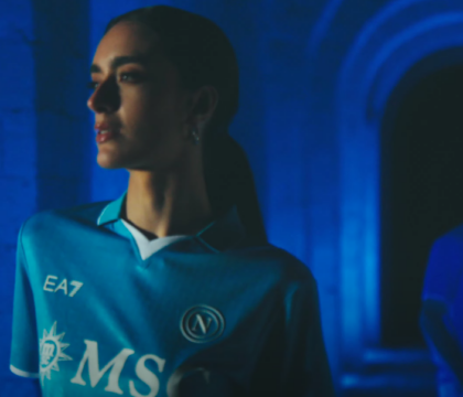 Il Napoli presenta nuovo logo e nuova maglia: “La N Napoleonica in versione più minimal e contemporanea”