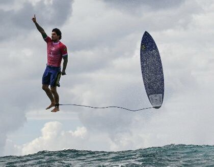 La foto più incredibile delle Olimpiadi è del surf. E sembra finta. “Uno scatto memorabile” (Guardian)