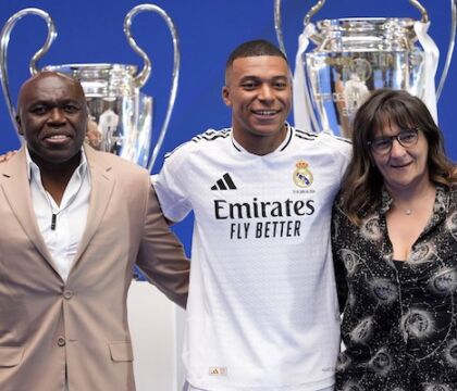 Mbappé al Real è un successo commerciale: file interminabili nei negozi e vendite online intasate per avere la sua maglia