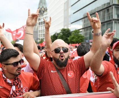 Olanda-Turchia, la polizia ferma la marcia dei tifosi turchi: replicavano il saluto dei “Lupi Grigi”