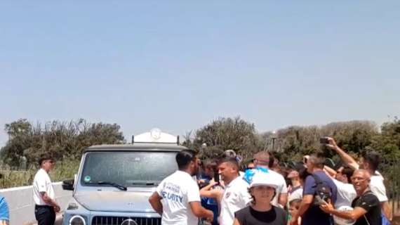 Osimhen si concede ai tifosi: selfie e autografi dopo il raduno a Castel Volturno