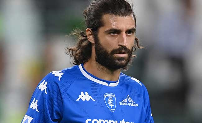 Cagliari, accoglienza da star per l’ex Napoli Luperto all’aeroporto
