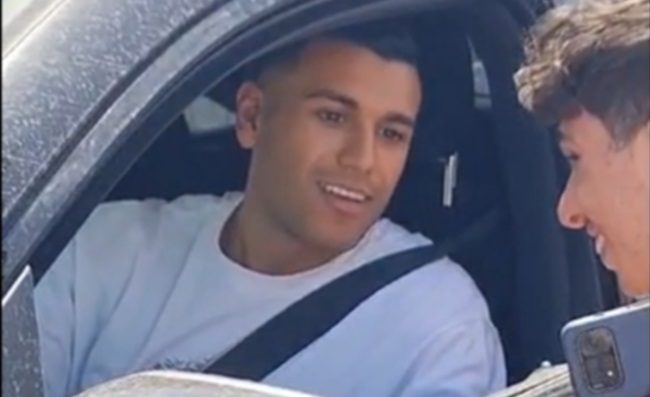 Cheddira incredulo: “È un sogno”. I tifosi lo fermano per gli autografi