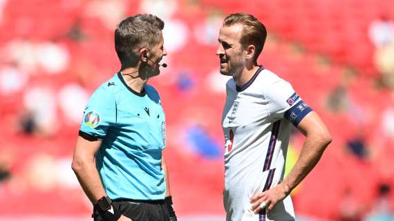 Chi si avvicina (capitano a parte) all’arbitro sarà ammonito: la nuova regola UEFA