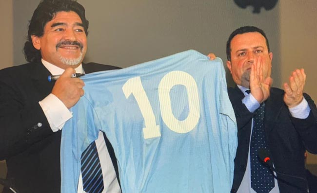Maradona non ha evaso le tasse, avv. Pisani depone sentenza davanti al murale: “Fatta giustizia”