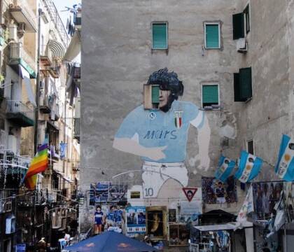 Conte: «La visita al murales di Maradona? Ci tenevo ad andare, è un posto di culto, c’è un’energia pazzesca»