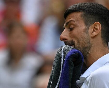 Djokovic ha dolore al ginocchio ma ci sarà contro Musetti: «Ci proverò anche contro il parere del medico»