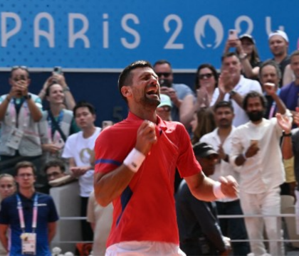 Djokovic non muore mai. È semplicemente mostruoso: batte Alcaraz e vince l’oro alle Olimpiadi