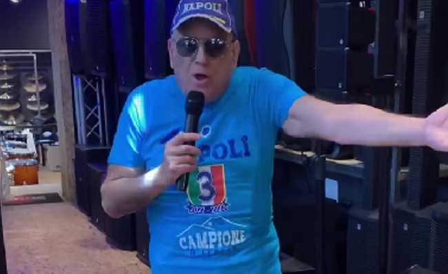 Gigione choc, crolla il palco durante il concerto: panico tra i fan. Le condizioni del cantante