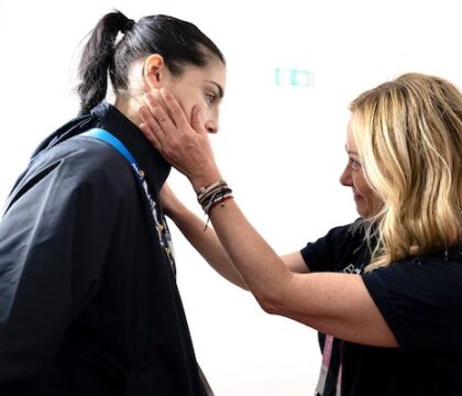 Lacrime d’oro per Angela Carini, la federazione di boxe filo-Putin la premierà con 50mila dollari