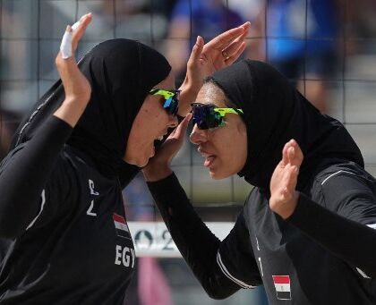 Le egiziane del beach volley con l’hijab contro la Francia che lo ha vietato alle proprie atlete (Telegraph)