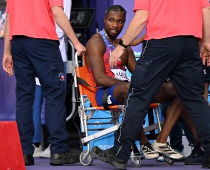 Noah Lyles corre i 200 metri col Covid, arriva terzo e lascia la pista sulla sedia a rotelle