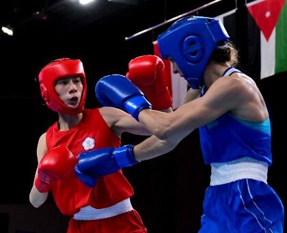 Olimpiadi, Lin vince ma la pugile sconfitta fa segno come a dire «io ho i cromosomi x» quelli delle donne