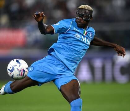 Osimhen e i dubbi di Athletic: è forte ma è incostante e si infortuna spesso. Ed è irascibile
