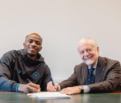 Osimhen ha già l’accordo col Psg. Ma De Laurentiis non vuole concedere maxi-sconti (Corsport)