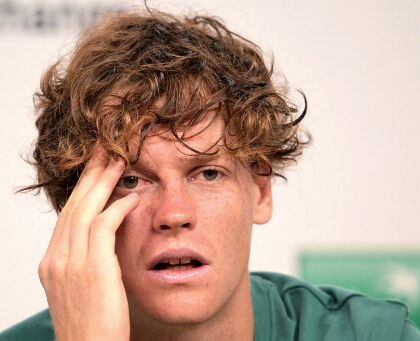 Sinner ha imparato a distinguere gli amici dai colleghi, lo ha capito con Alcaraz e Djokovic