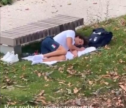 Troppo caldo in camera, il pisolino nel parco di Ceccon dimostra che il Villaggio Olimpico è «il peggiore mai visto»