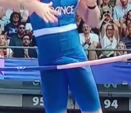 Un sito porno ha offerto 250.000 dollari al saltatore francese che ha abbattuto l’asta con il suo pene (VIDEO)
