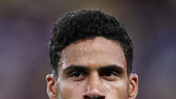 Como, subito problemi per Varane: infortunio al ginocchio per l’ex Real