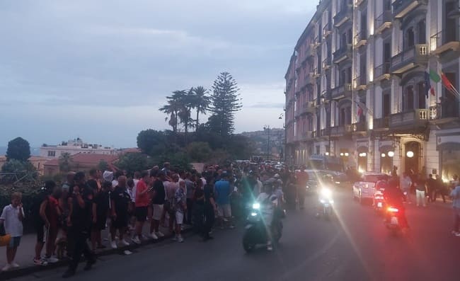 Lukaku è arrivato al Parker’s, super folla di tifosi: “Romelu, Romelu!”. In hotel anche Manna e Conte (VIDEO)