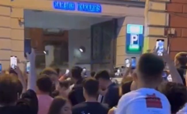 Lukaku fa una sorpresa ai tifosi in delirio dalla terrazza del Parker’s, traffico in tilt