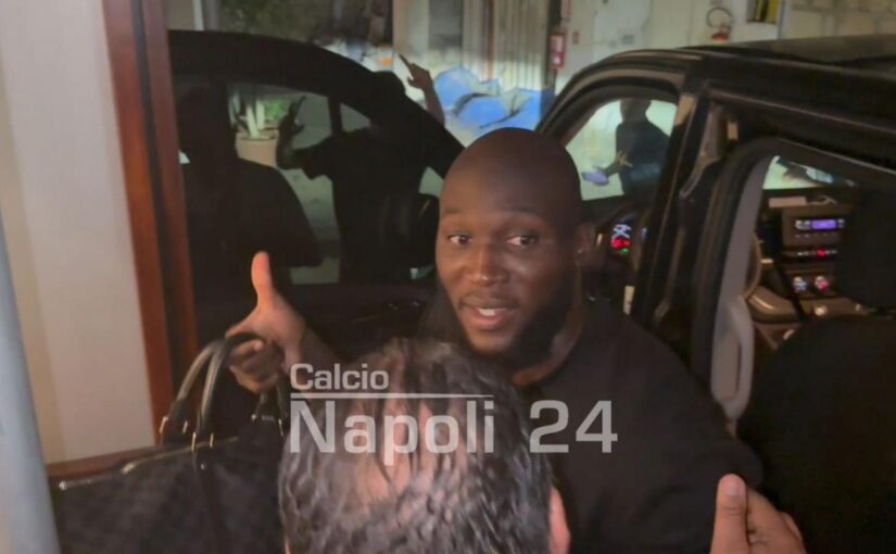 Napoli in delirio per Lukaku: auto circondata, rientra in hotel così | VIDEO