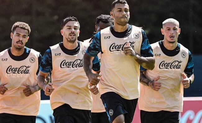 Napoli, una frase è diventata tormentone tra i calciatori. Ma prendono solo in giro i tifosi