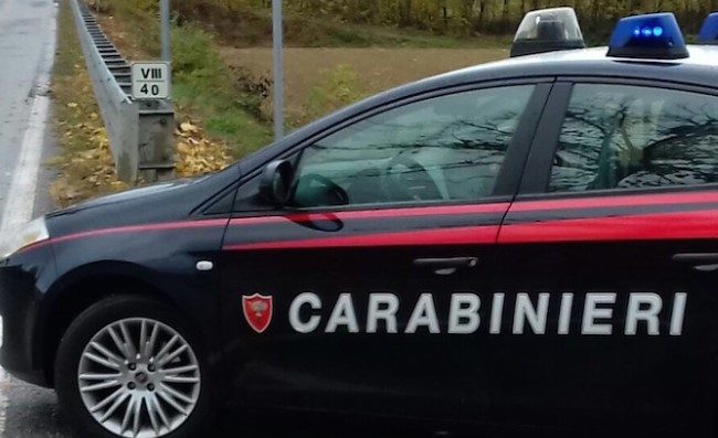 Si schianta con auto rubata sul guard rail nel Napoletano: uomo decapitato nell’impatto