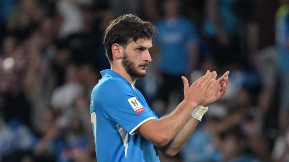 Gazzetta – Il rinnovo per allontanare le big: Kvara è più vicino al Napoli