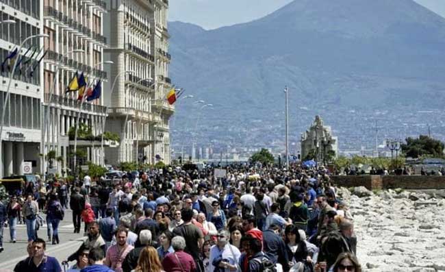 Incredibile a Napoli, rapinatore tenta la fuga in mare a nuoto: arrestato