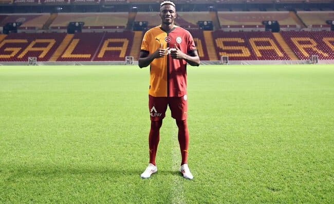 Osimhen sul prato dello stadio del Galatasaray. Il nigeriano felice e sorridente