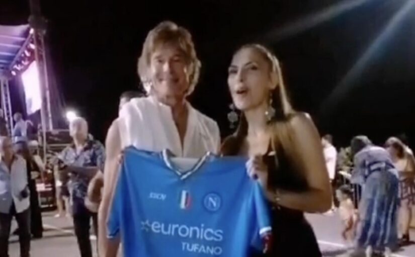 Ronn Moss di Beautiful tra gli ospiti del Minturno Musica Estate: in regalo una maglia del Napoli | VIDEO