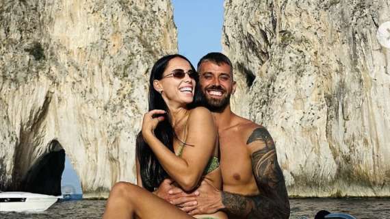 Spinazzola turista a Capri: insieme alla moglie in barca ai Faraglioni