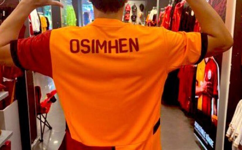 I tifosi del Galatasaray sono pronti per Osimhen, spunta già la prima maglia! | FOTO