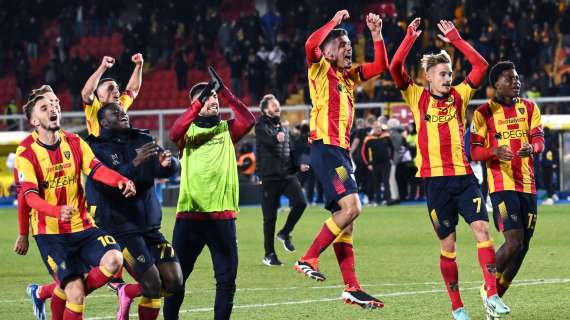 Il Lecce resiste 45′ con l’uomo in meno e vince: 1-0 sul Cagliari, gli highlights