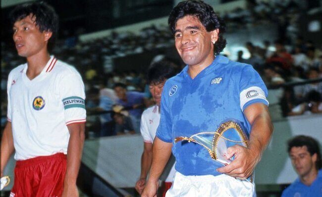 Maradona a Tokyo con il Napoli: giapponesi pazzi di Diego. Bianchi si arrabbiò con Moggi