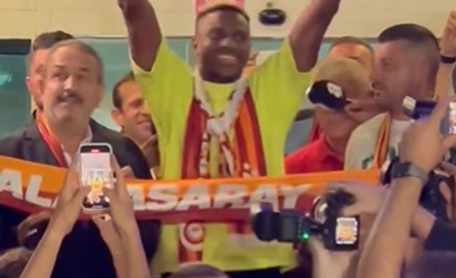 Osimhen, il Galatasaray svela l’ingaggio e spiazza i tifosi del Napoli: “Chi paga?”