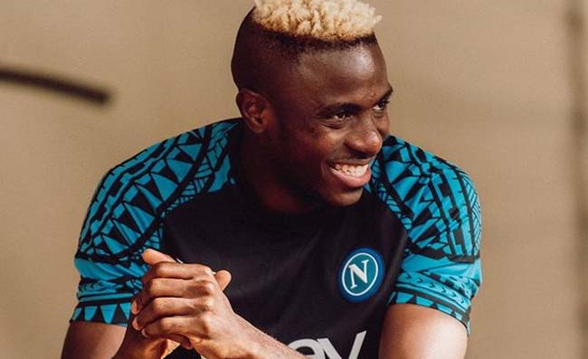 Tuttosport controcorrente: “Il Napoli può reintegrare Osimhen in rosa”. Cosa filtra