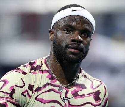 A Tiafoe chiamano quattro “time violation” sulla battuta e lui al cambio campo esulta in faccia all’arbitro