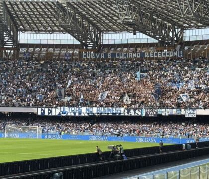 Al Maradona striscione delle Curve A e B: “Ultras no business”