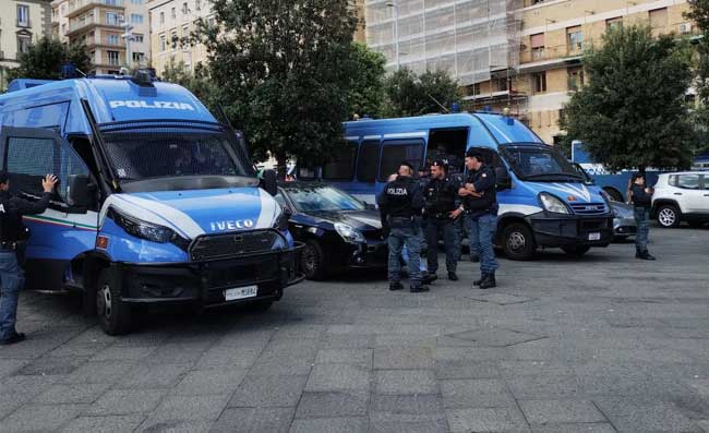 Blitz nel cuore di Napoli, arrestate 60 persone: maxi operazione della Polizia