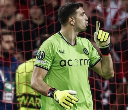 Dibu Martinez fa il bis con il premio Yachine, Donnarumma arriva quarto
