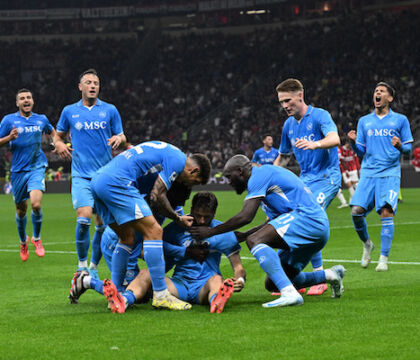 Il Napoli visto dal Guardian: “Conte lo ha trasformato, la squadra svagata del post-scudetto non c’è più”