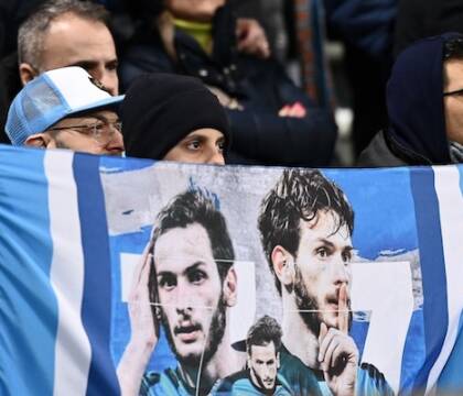 Il calcio è nei cori degli ultras: “Devi vincere”, “Gonfia la rete”. Avete mai sentito “Fai la diagonale?”