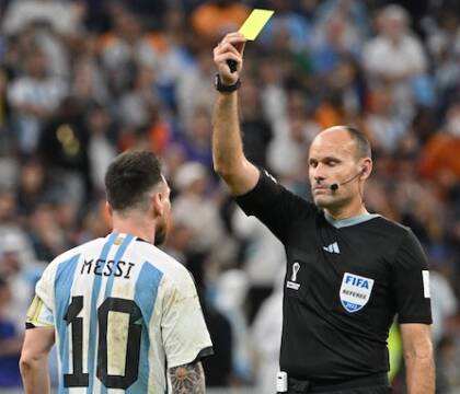 L’ex arbitro Lahoz: «Ormai è diventato normale insultare l’arbitro, è spaventoso»